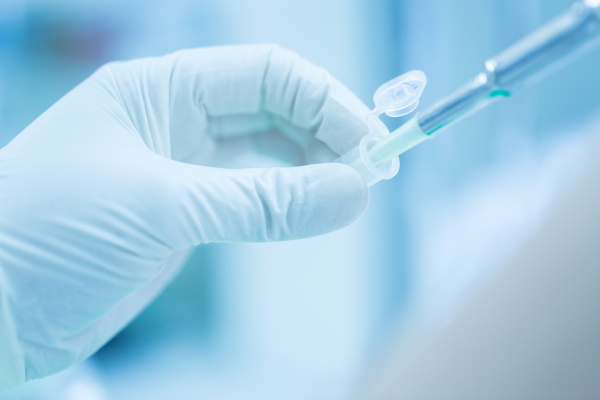 Detail na ruku lékaře v laboratoři
